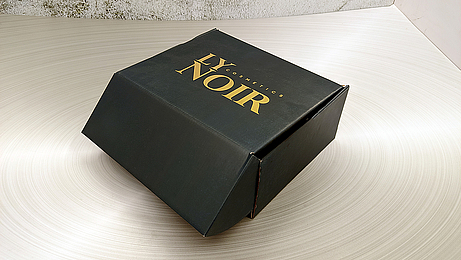 Коробки из гофрокартона, запечатка черной краской с золотым тиснением в типографии «Арт Полиграфия» на заказ