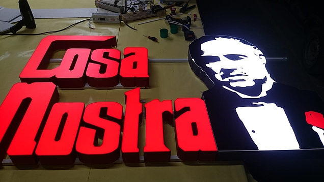 Световой короб с буквами Cosa Nostra