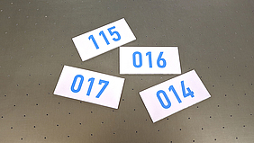 Печать табличек номерков на двери кабинетов в типографии Арт Полиграфия