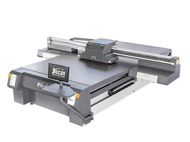 Планшетный широкоформатный принтер для УФ печати в штате оборудования типографии Арт Полиграфия