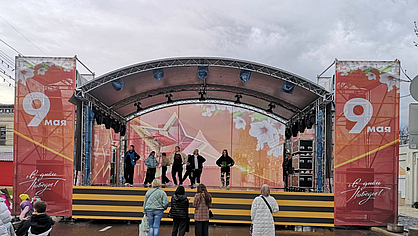 Оформление концертной сцены на 9 мая в Звенигороде, срочная печать баннеров под монтаж.