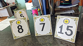 Изготовление настольных табличек с номерами из полистирола с УФ печатью