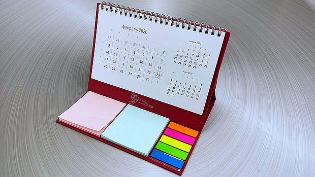 Настольный календарь с перекидными блоками на переплетной крышке.